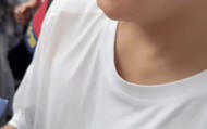 江西一高考生将妈妈遗照贴在衣服上参加高考，结束后拿着花直奔妈妈墓地悼念