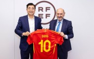 加强合作！足协主席宋凯造访西班牙 赠特巴斯国足10号球衣