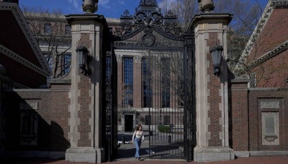 施压升级！外媒：特朗普政府威胁哈佛大学或失去招收外国学生资格，校方回应