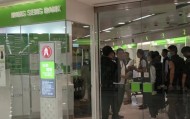 香港一恒生银行发生持刀抢劫案！三十余万港币被劫走，有女职员颈部受伤