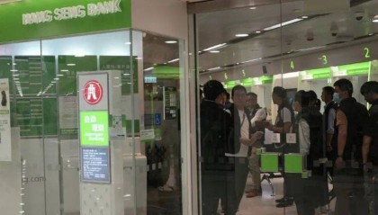 香港一恒生银行发生持刀抢劫案！三十余万港币被劫走，有女职员颈部受伤