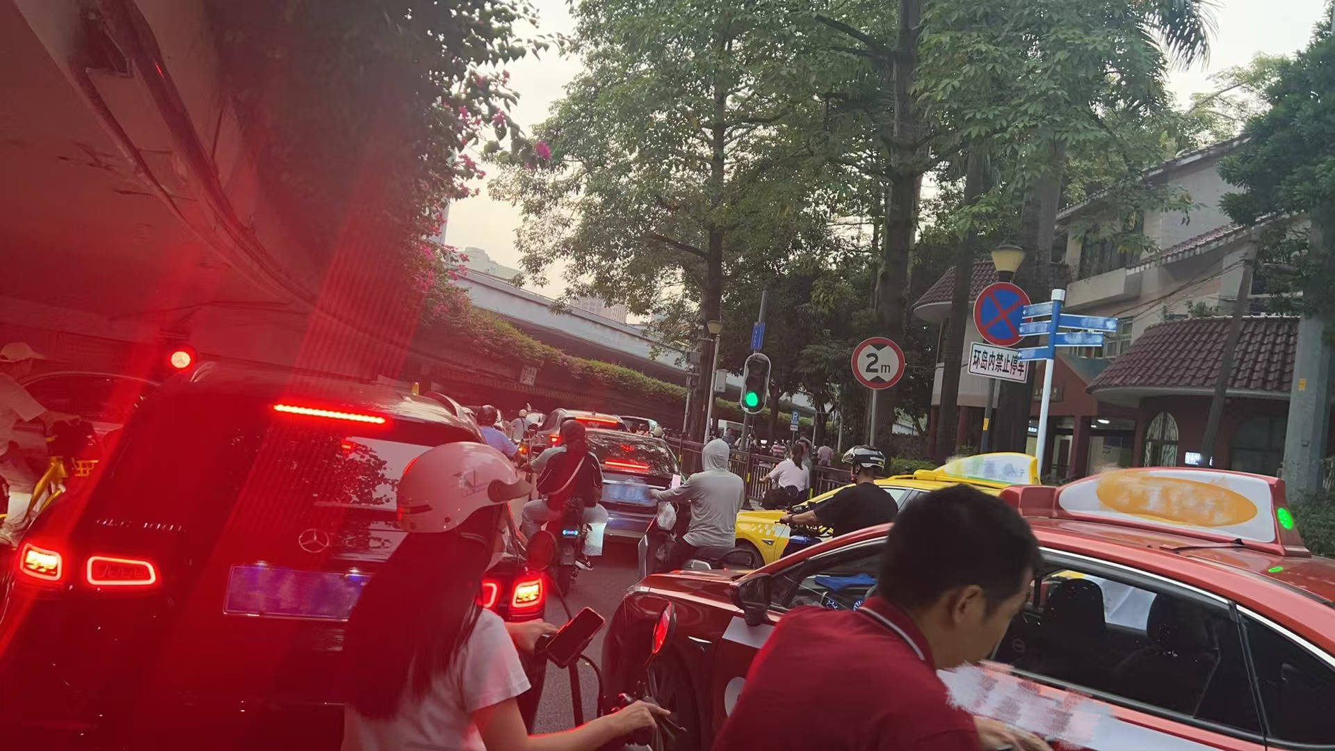 骑电动自行车，我有多“尴尬”：走哪，停哪，咋充电