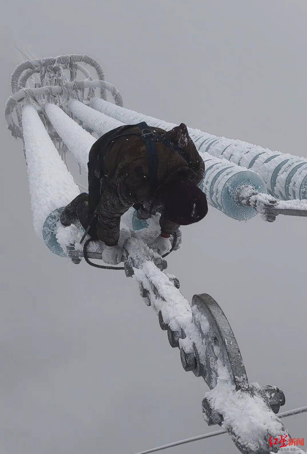 雪天在特高压线上高空作业引关注 对话凉山小伙：努力挣钱为儿治病，因为我是他的父亲