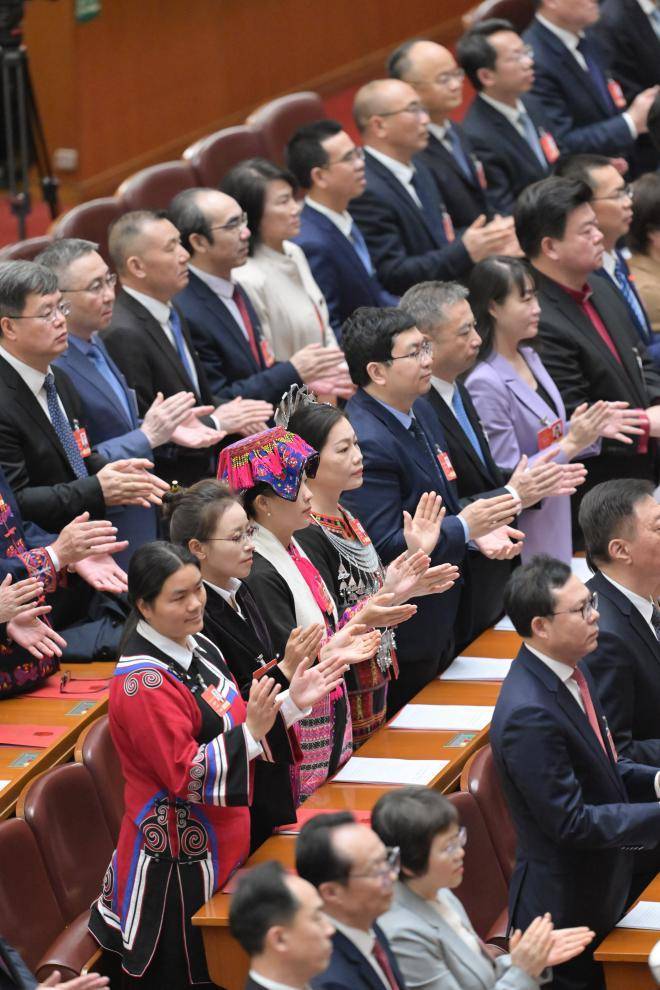 十四届全国人大三次会议举行闭幕会