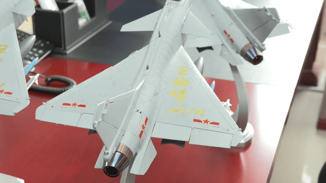国防部回应“歼-10CE击落多架战机，首次取得实战战果”！歼-10CE模型在国外被火爆围观！“A锁B射C导”大揭秘