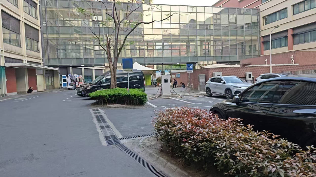江西一市民质疑：公立医生帮联系民营救护车 800公里收费2.8万元且无明细