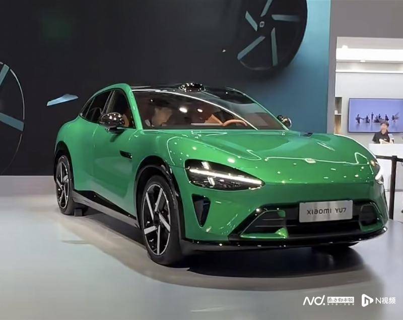 何小鹏下单小米YU7“催”交付，雷军：力争早点交车