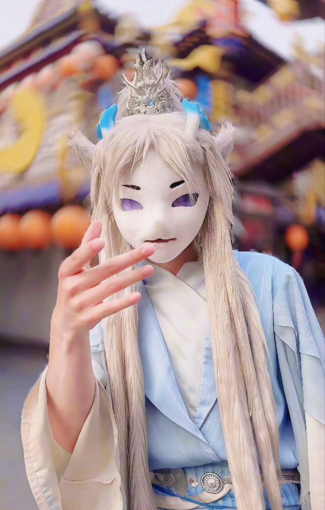 万岁山网红NPC蓝狐狸被曝婚内出轨粉丝，景区：已将其辞退