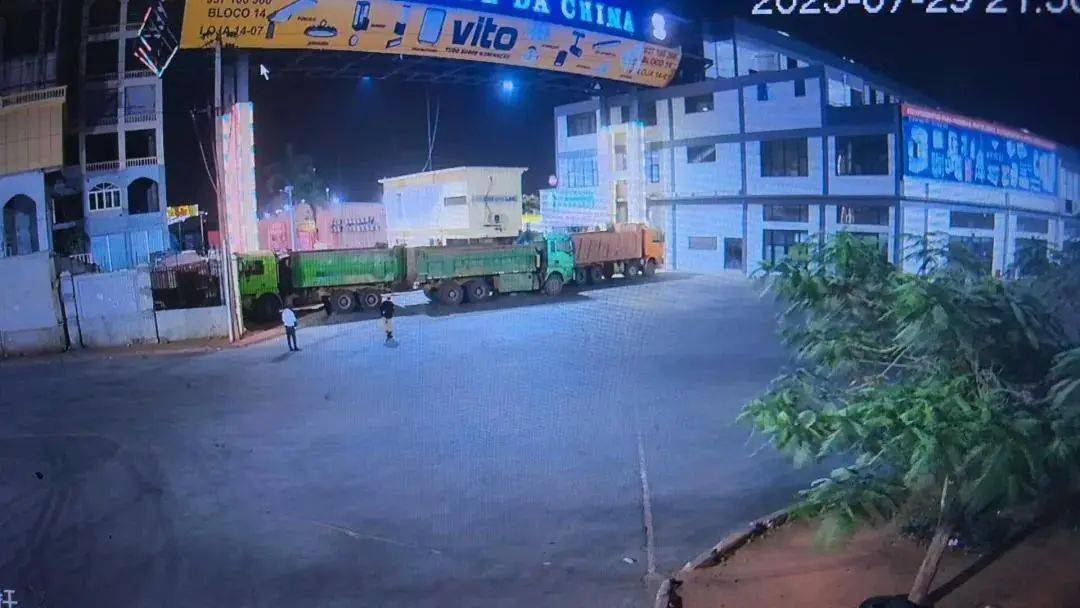 安哥拉爆发骚乱，当地华人：取款机里的钱被抢光，用集装箱堵住大门